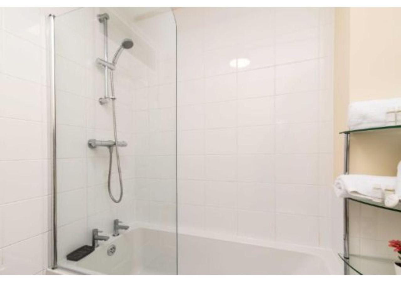 Sublime Stays Coventry- Jenner Pet Friendly With Parking Coventry